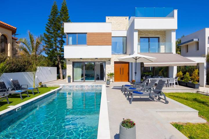 Villa für 9 Personen, mit Terrasse und Garten - 1