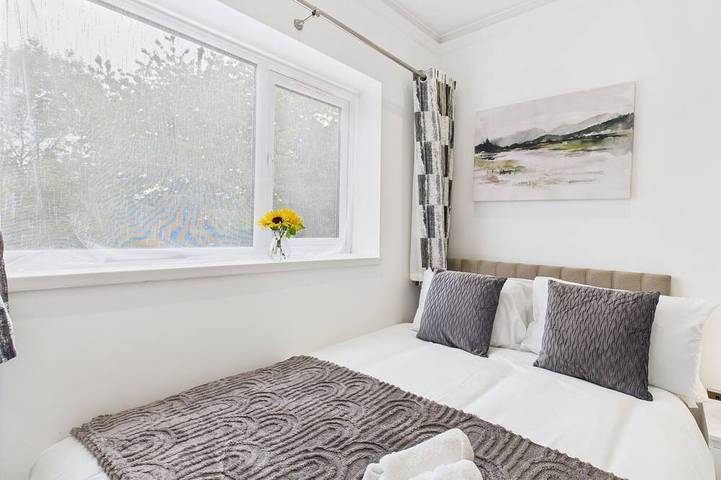 Modern 4 Bedroom Spacious House with Garden and Free Parking in Croydon, London