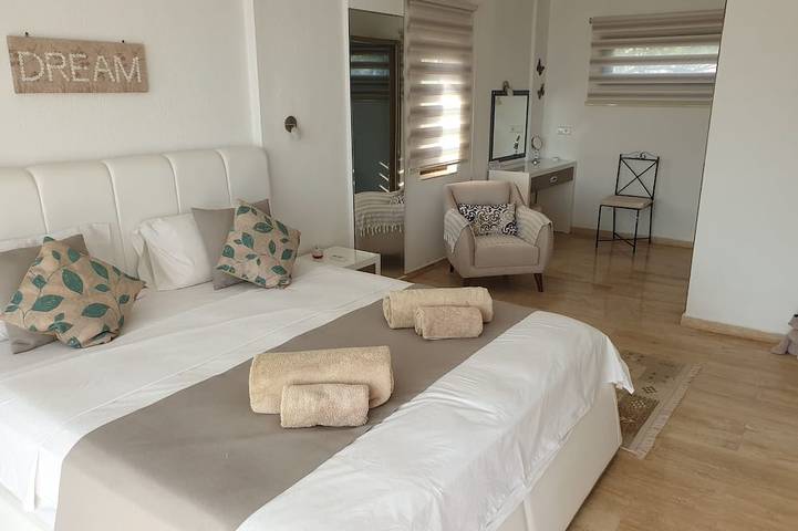 Luxusvilla, mit privatem Pool, schönen Gärten zusammen mit atemberaubendem Meer und m in Kaş, Provinz Antalya
