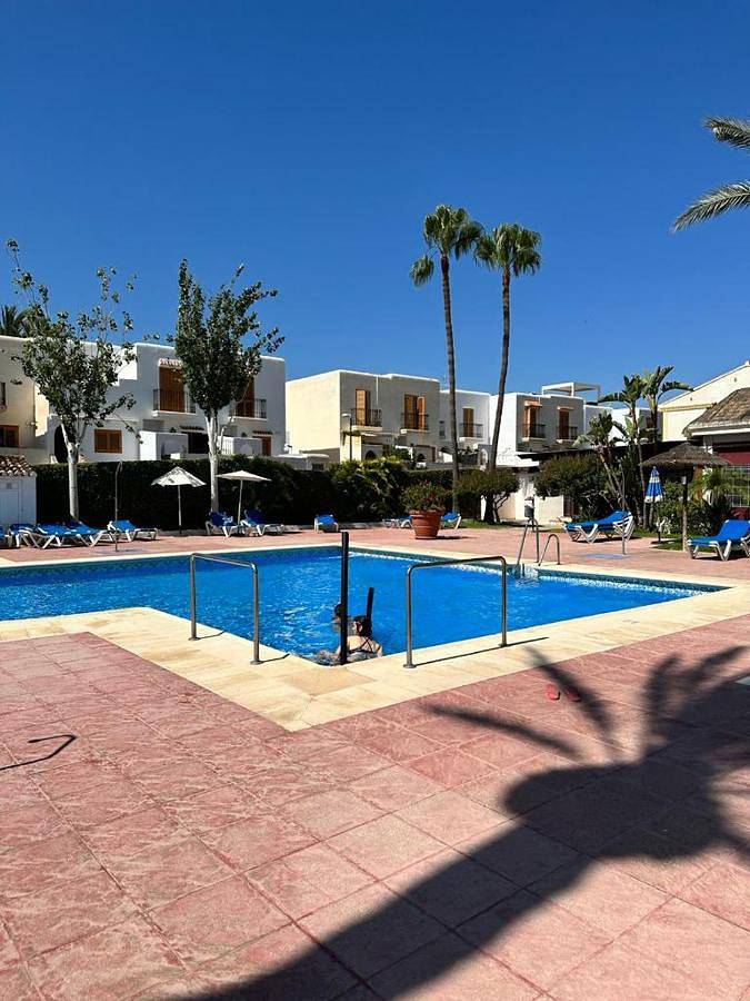 Apartamento de vacaciones para 4 personas, con jardín además de vistas y piscina - 1