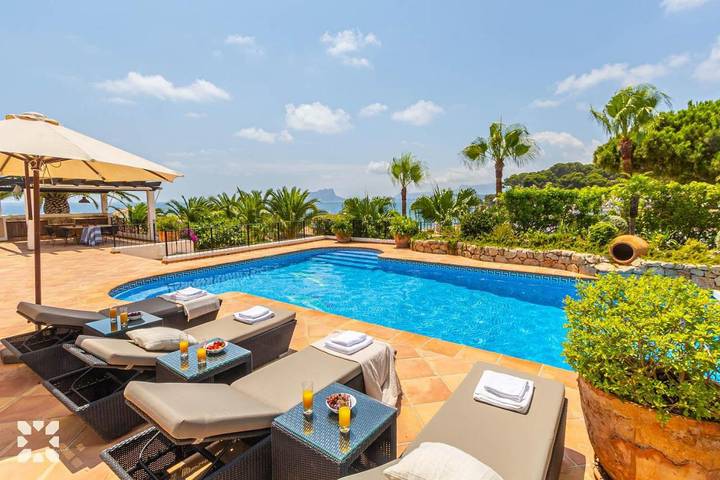 Villa pour 8 personnes, avec jardin et terrasse ainsi que vue et piscine