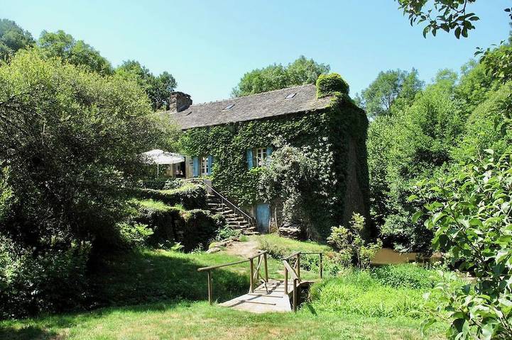 Location de vacances pour 8 personnes, avec Balcon ainsi que Terrasse et Jardin à Réquista