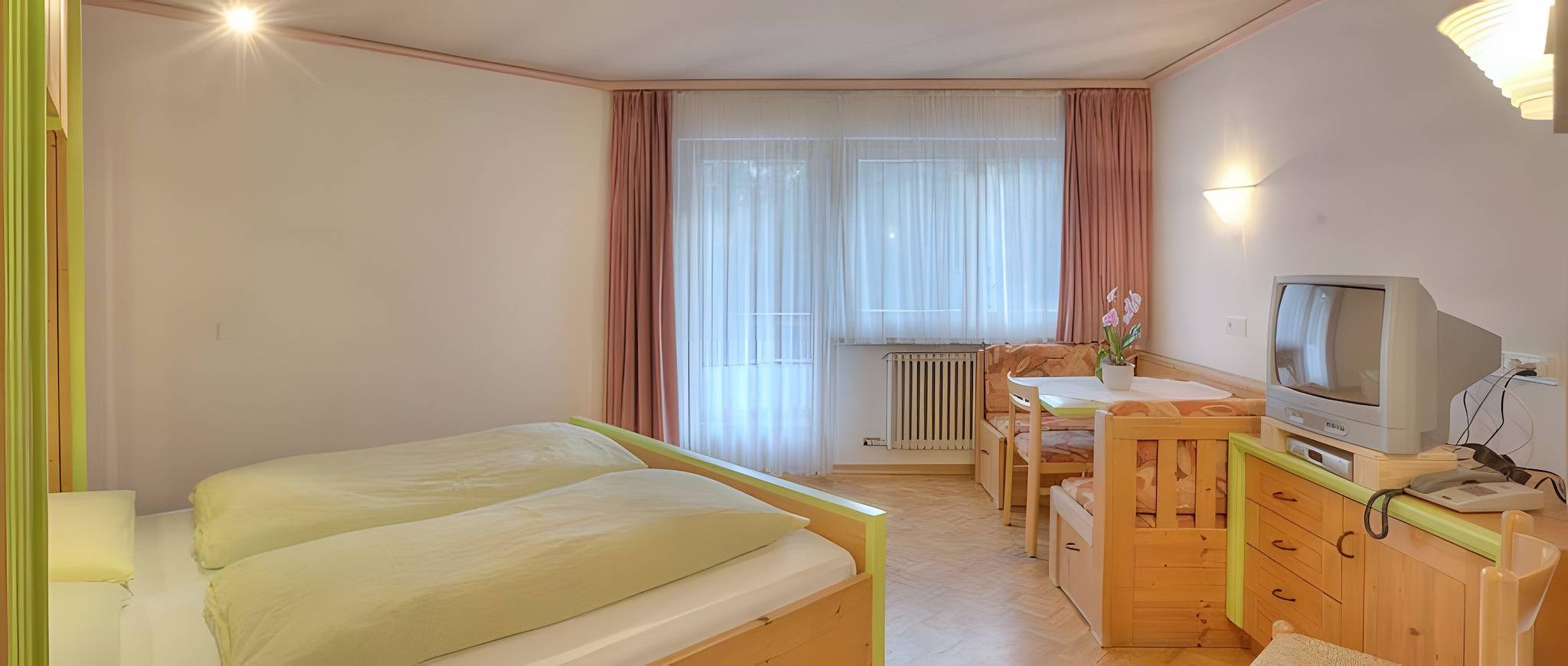 Appartamento intero, Appartamento '7 Residence Ciasa Ulli Typ A' con vista montagna, terrazza e Wi-Fi in San Cassiano, Badia