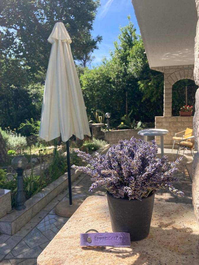 Ferienhaus für 4 Personen, mit Balkon und Terrasse sowie Garten und Ausblick in Banjol - 3
