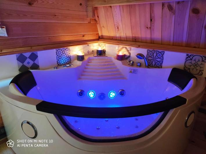 Gîte pour 4 personnes, avec terrasse ainsi que piscine et jacuzzi à Rillieux-la-Pape - 4