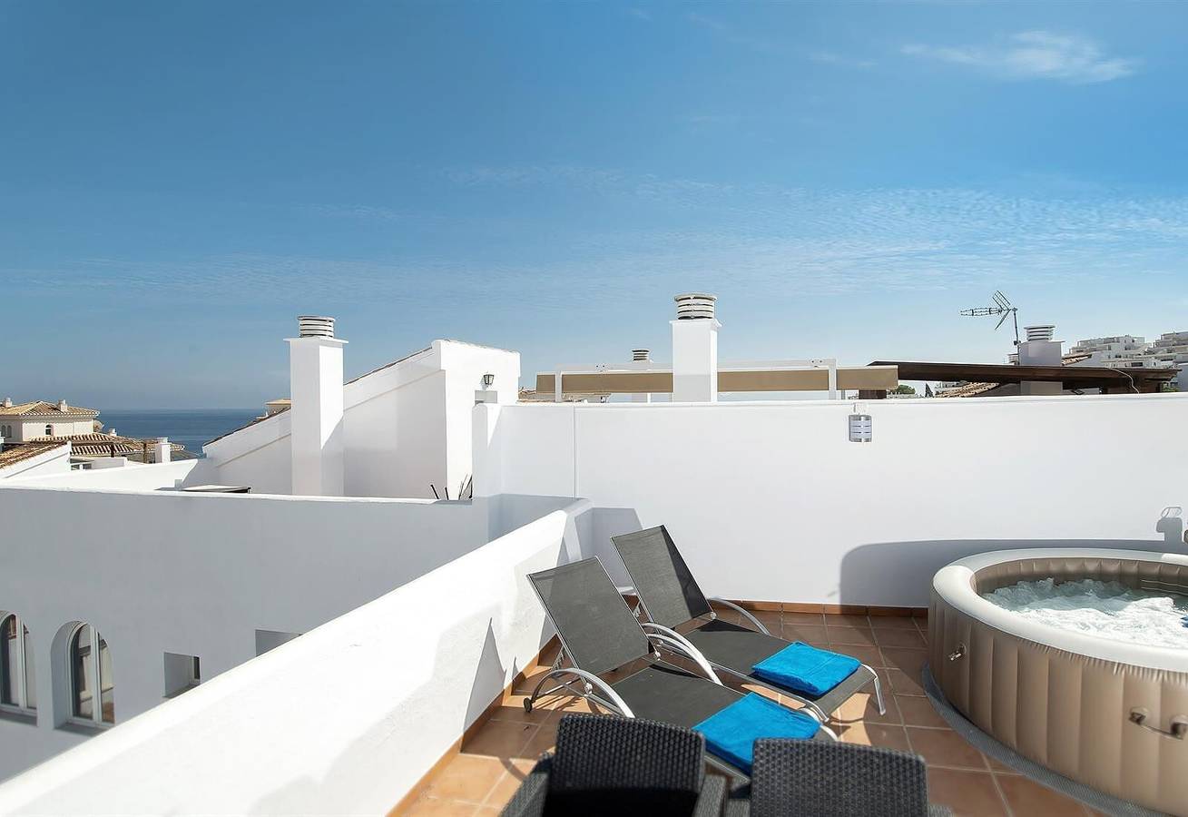 Ganze Wohnung, Ferienwohnung "Casa Chana" mit Terrasse, Gemeinschaftspool und Jacuzzi in Playa del Tesorillo (Almuñecar), Almuñecar