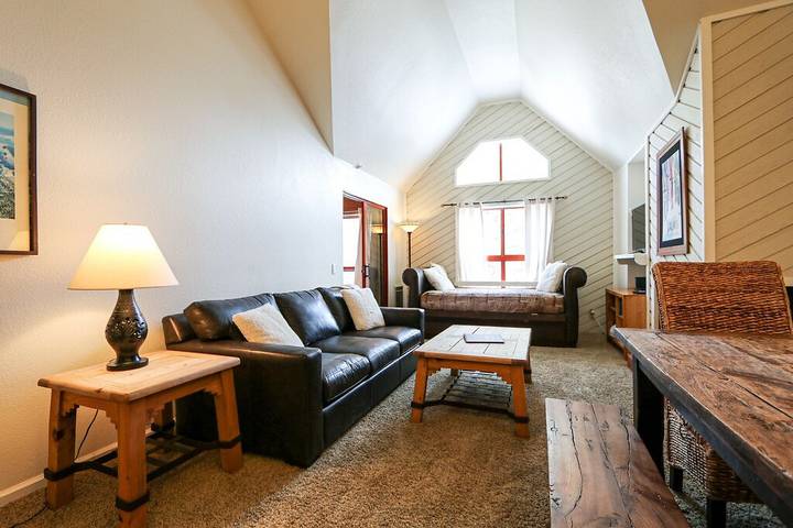 Vacation apartment for 4 people, with hot tub and balcony as well as sauna and pool in Mammoth Mountain