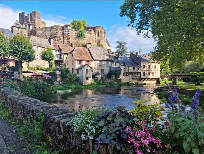Chambre d’hôte pour 2 personnes, avec jardin et vue à Ségur-le-Château