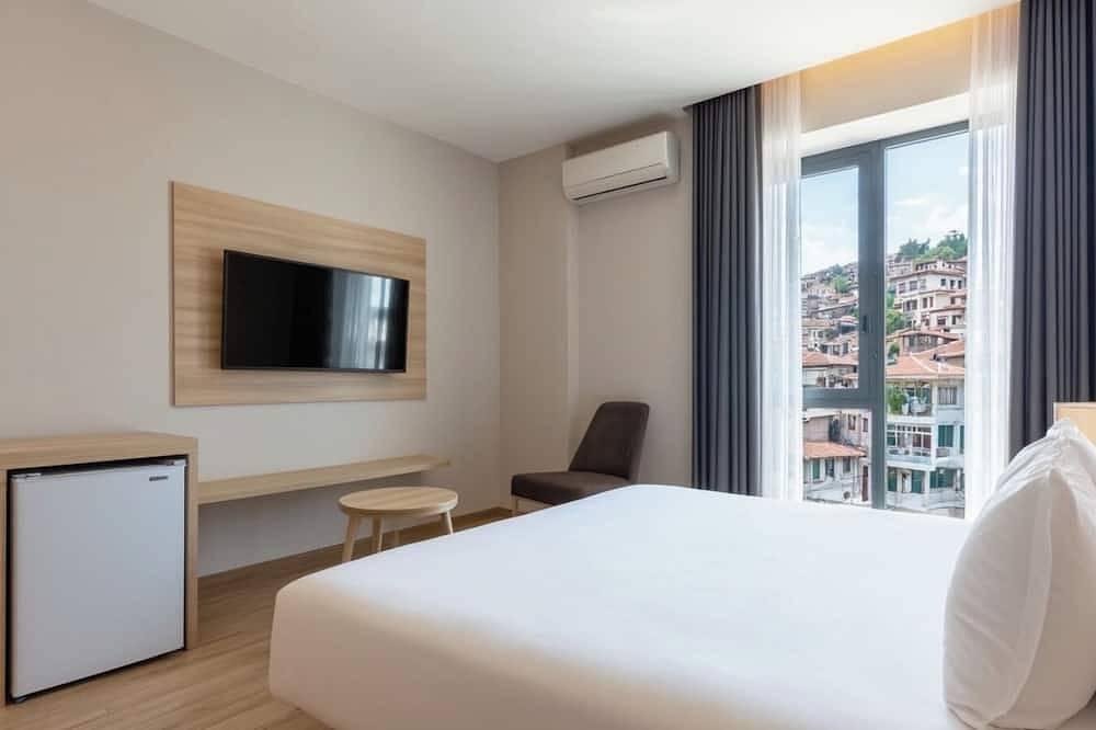 Spacious 5-bedroom hotel suites in terrific Istanbul with Wifi, Ac in Fatih, Istanbul