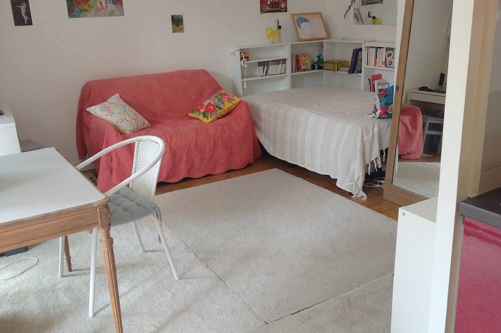 Entire apartment, Bright, quiet, cosy studio overlooking park in Caluire-et-Cuire, Rhône