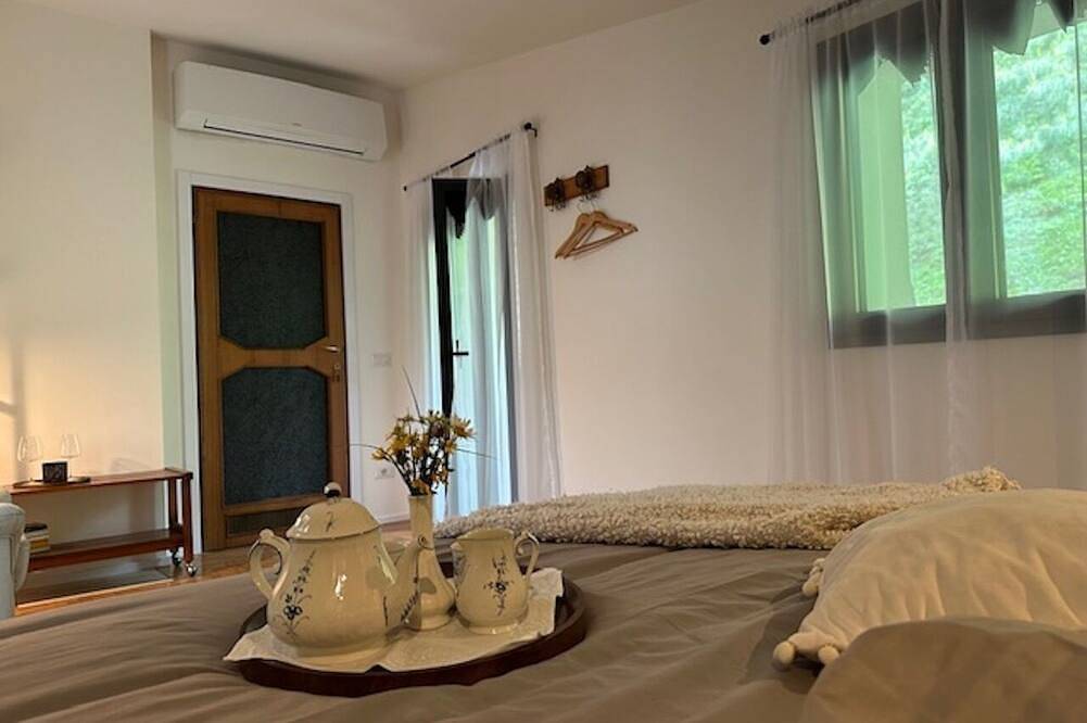 Villa D'Alba with spectacular views of the mountains and Lake Room with balcony in Civenna, Comune di Bellagio