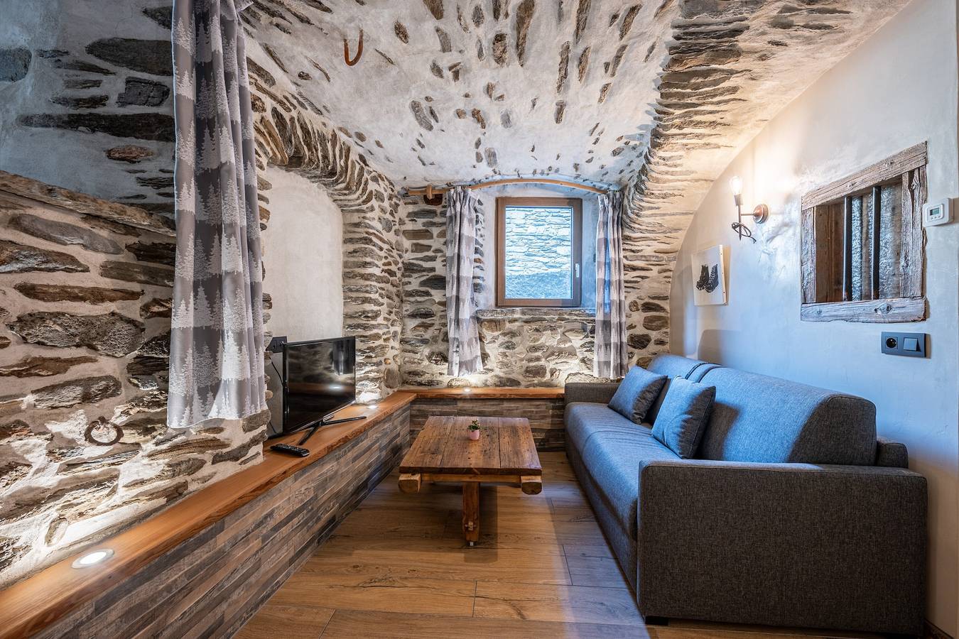 Appartement entier, Appartement "Ô Canton" avec vue sur les montagnes, terrasse privée et Wi-Fi in Lanslebourg-Mont-Cenis, Région de Saint-Jean-de-Maurienne