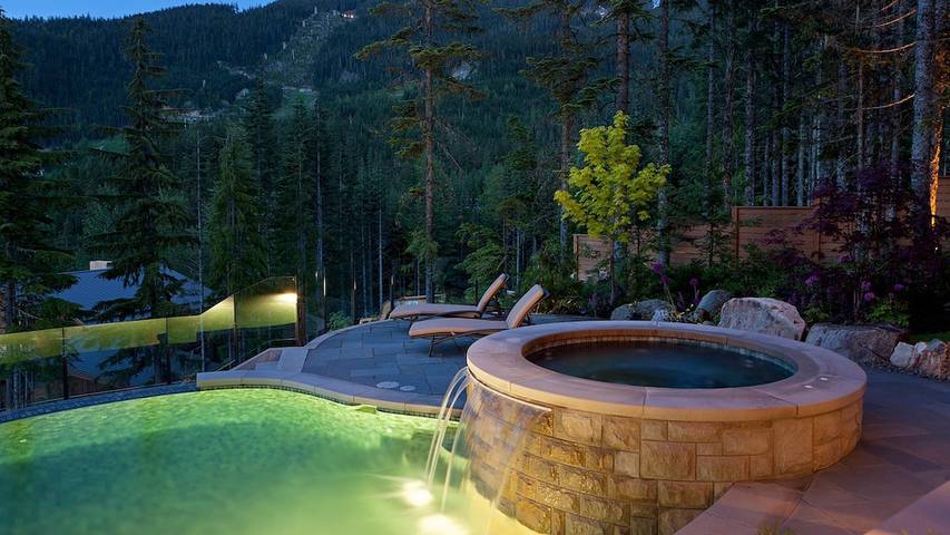 Glamping for 10 people, with balcony and pool as well as garden and hot tub in Whistler