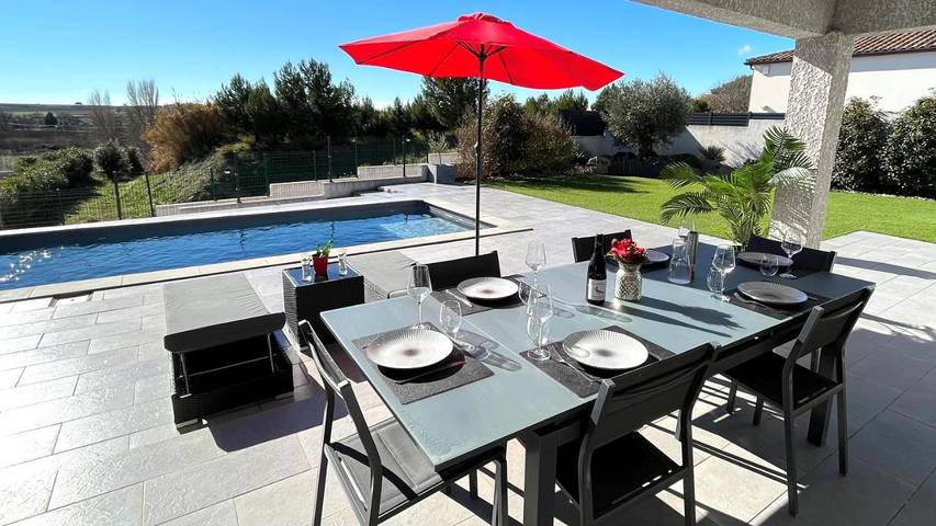 Location de vacances pour 6 personnes, avec terrasse et vue ainsi que jardin et piscine à Servian - 2