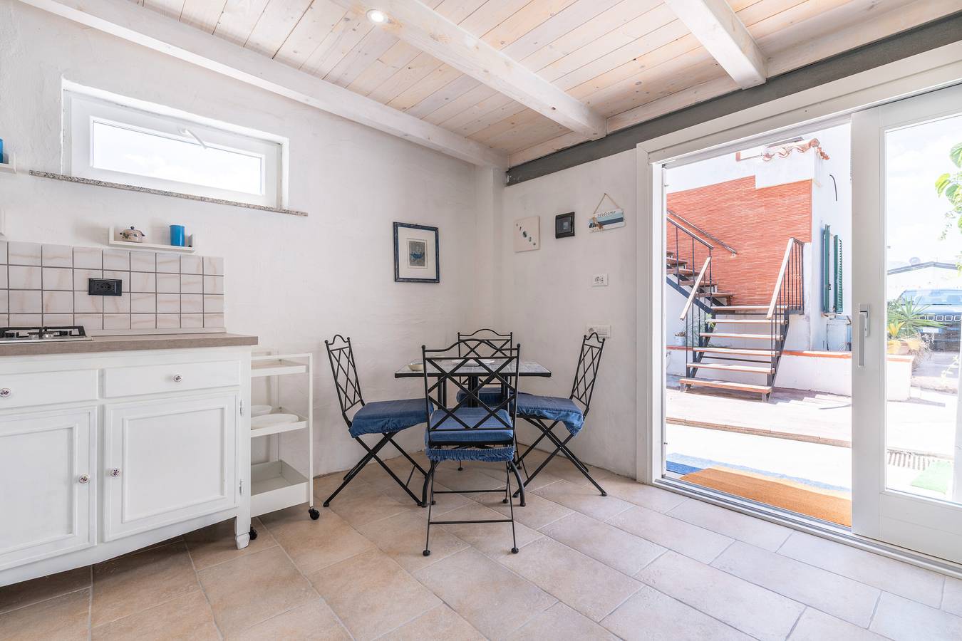 Studio entier, Studio « La Dépendance de la Villa d'Oro » avec Terrasse Privée, Wi-Fi et Climatisation in Maddalena Spiaggia, Capoterra