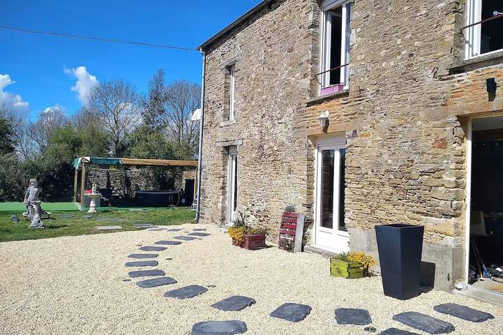 Location de vacances pour 6 personnes, avec Terrasse et Jardin à Cahagnes