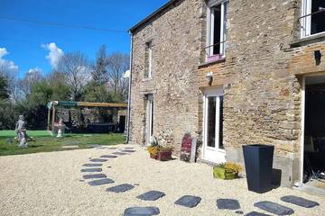 Gîte pour 6 personnes, avec jardin à Cahagnes