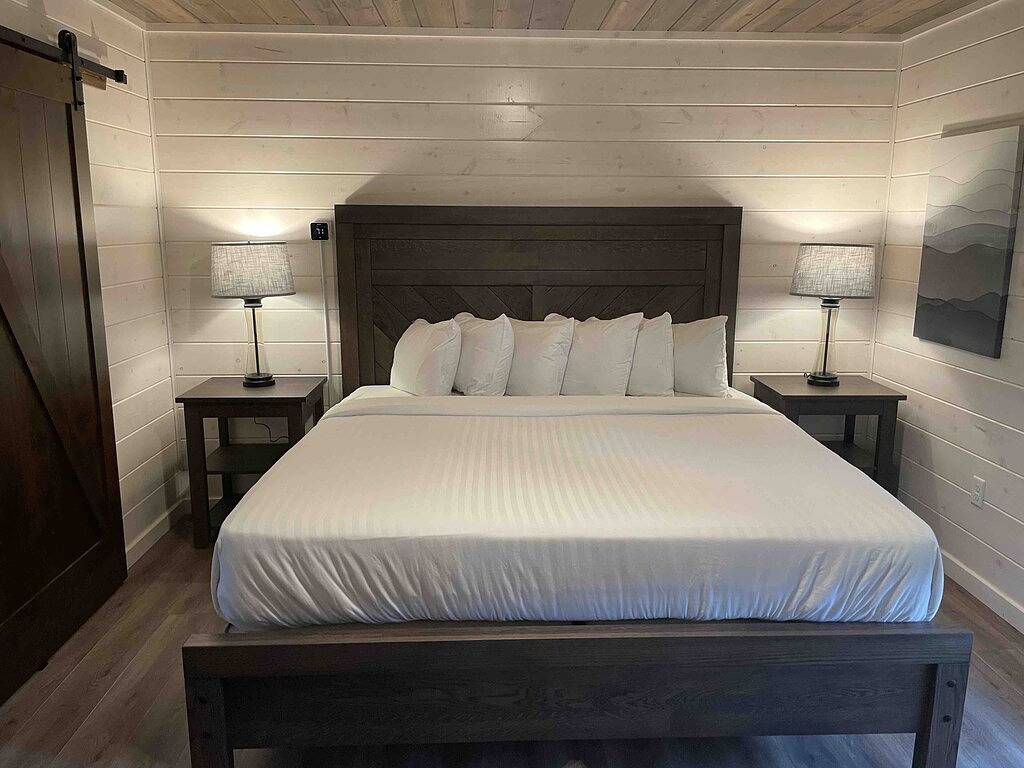 Cozy 2 Bed/Bath Cottage With Private Hot Tub in Holmes County