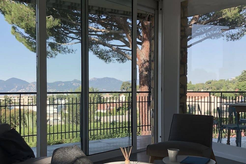 Modern villa, sea views, 15 min walk to city, green surrounding, very calm, in Cannes, Côte méditerranéenne (France)