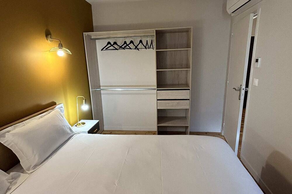 Entire apartment, 2-person air-conditioned 1-bedroom apartment near Aïga Resort Puy Lassolas 102 in Châtel-Guyon, Volcans d'Auvergne Regional Nature Park