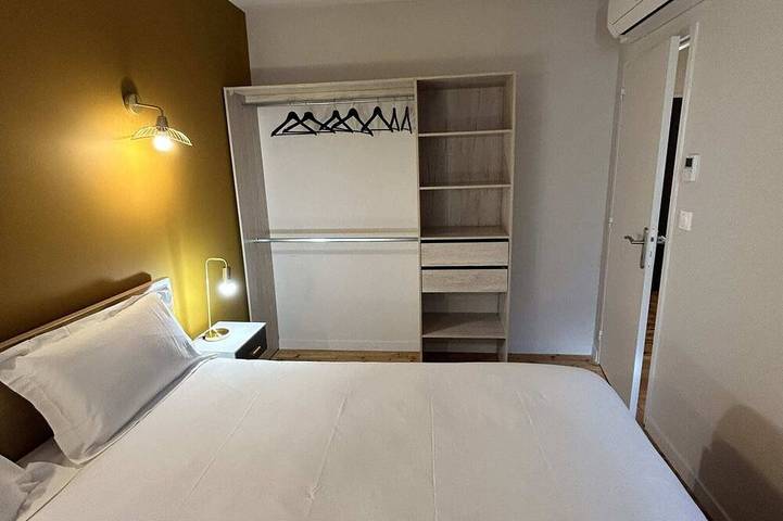 Entire apartment, 2-person air-conditioned 1-bedroom apartment near Aïga Resort Puy Lassolas 102 in Châtel-Guyon, Volcans d'Auvergne Regional Nature Park