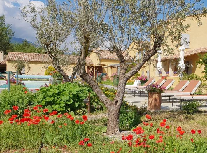 Gîte pour 4 personnes, avec jardin et piscine à Céreste