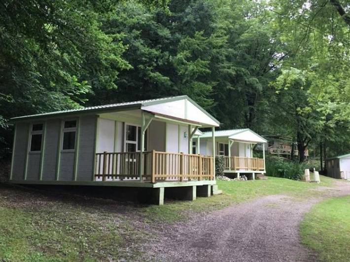 Camping pour 4 personnes, avec terrasse et piscine, animaux acceptés
