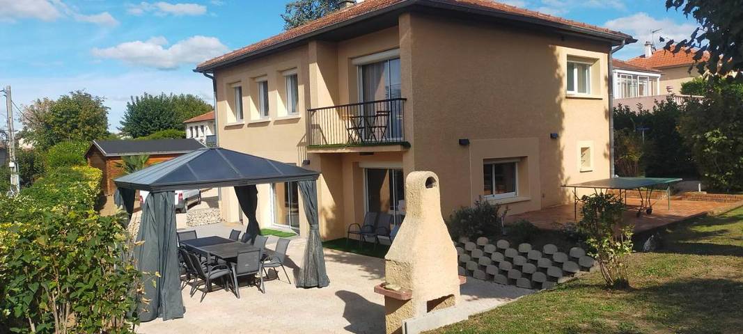 Location de vacances pour 10 personnes, avec Balcon ainsi que Terrasse et Jardin à Feyzin