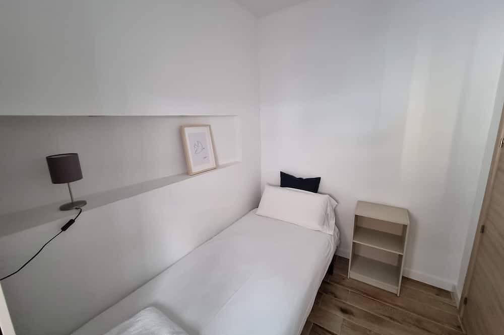 Apartamento entero, 3 dormitorios con un balcón ideal para familias o viajes de negocios in Cornellá de Llobregat, Bajo Llobregat