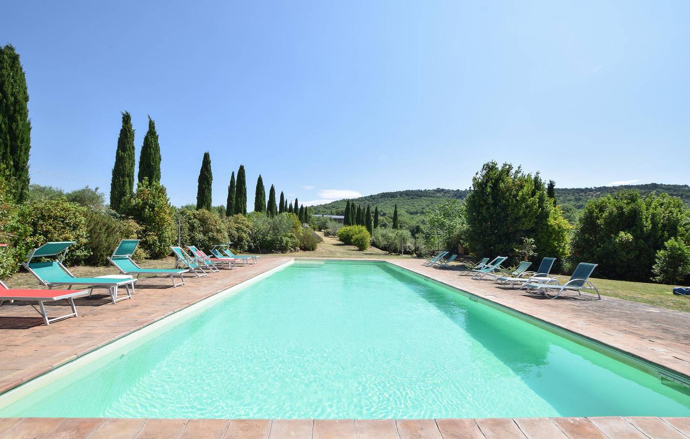Ritiro in riva al fiume con piscina, giardino e parcheggio in San Venanzo, Perugia e dintorni