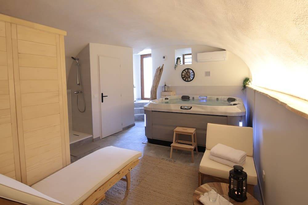 Gîte de charme avec jacuzzi et sauna privatifs in Donzère, Région de nyons