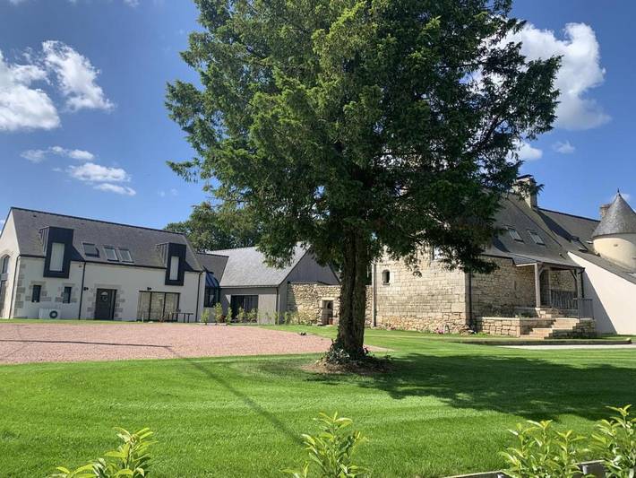 Location de vacances pour 10 personnes, avec terrasse ainsi que jardin et piscine à Pluméliau - 4