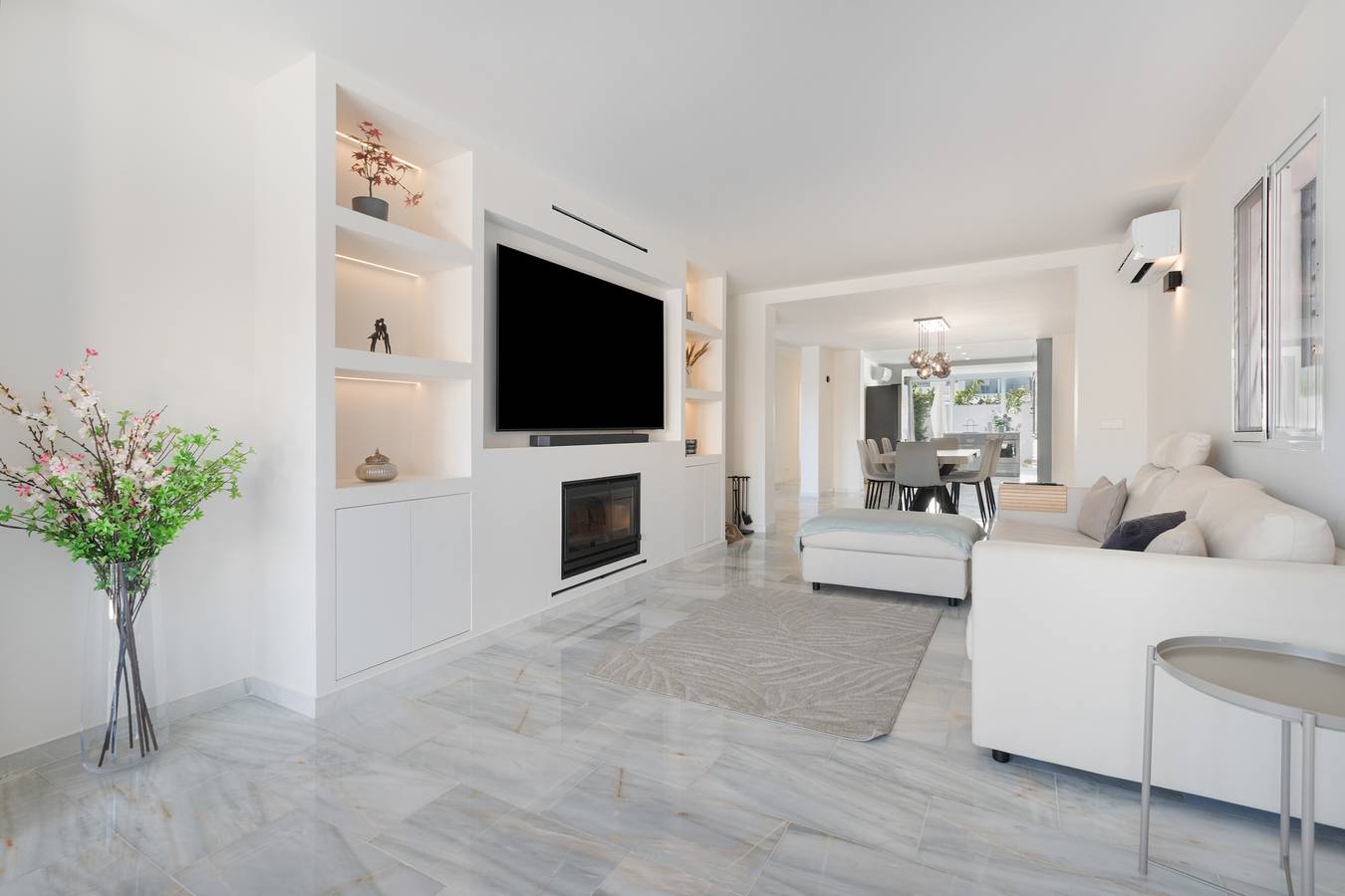 Casa Vacacional 'Lujosa y Moderna para Familias' con Terraza Privada, Wi-Fi y Aire Acondicionado in Churriana, Málaga