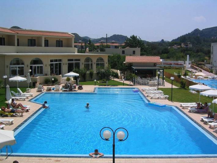 Hôtel pour 4 personnes, avec terrasse ainsi que piscine et jardin