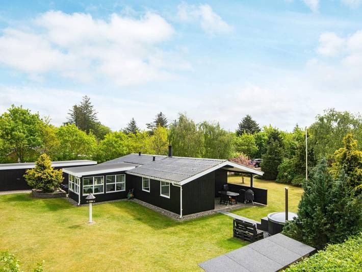 Ferienhaus für 7 Personen, mit Whirlpool und Terrasse sowie Garten in Nørhede Vest