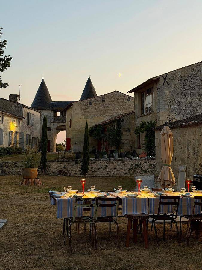 Location de vacances pour 14 personnes, avec Terrasse ainsi que Jardin et Piscine à Les Gonds