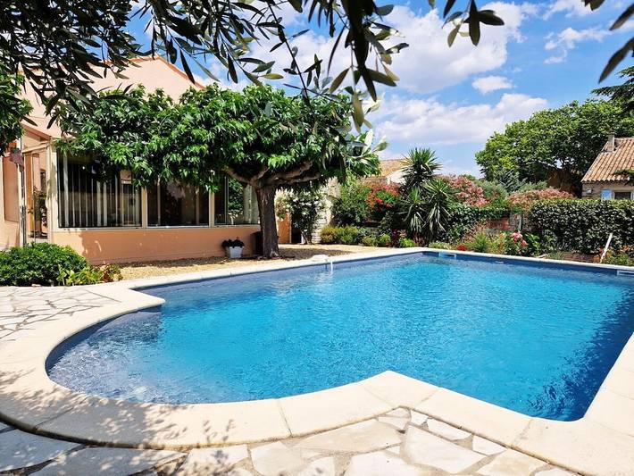 Maison de vacances pour 6 personnes, avec terrasse ainsi que jardin et piscine