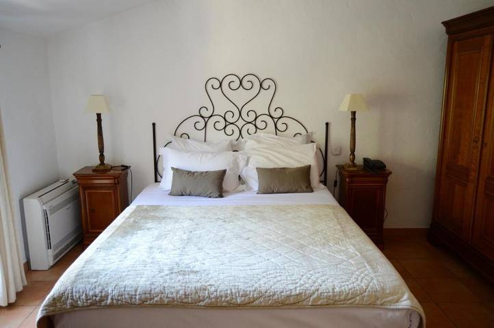 Hôtel pour 2 personnes, avec vue ainsi que jardin et piscine, animaux acceptés à Eygalières - 4