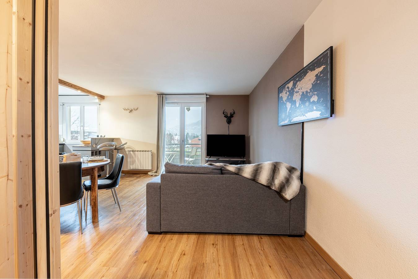 Entire apartment, Apartment 'Les Cèdres Bleus' with Mountain View and Balcony in Albertville, Albertville region