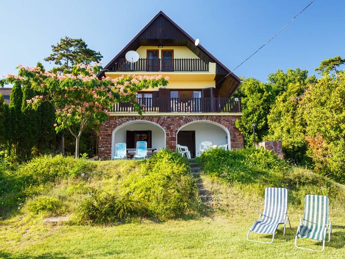 Ferienhaus für 8 Personen, mit Balkon und Terrasse sowie Garten und Seeblick in Westtransdanubien