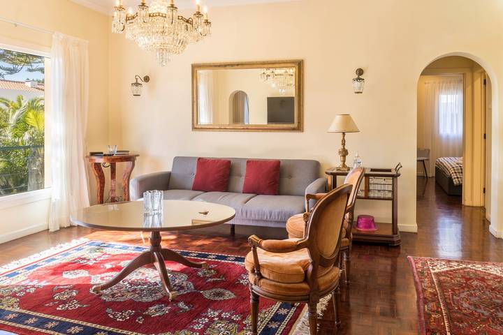 Geheel appartement, Appartement op de 1e verdieping 'Villa Echium T2' met twee slaapkamers en gedeelde tuin in Caniço, Madeira