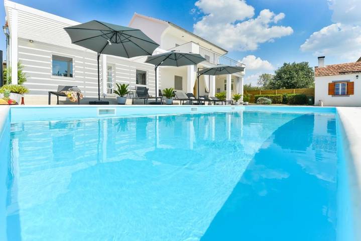 Ferienhaus für 8 Personen, mit Pool und Garten sowie Ausblick und Sauna