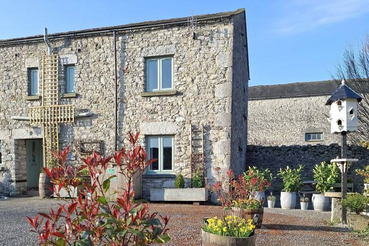 Glamping for 4 people, with pool and garden in Lancashire