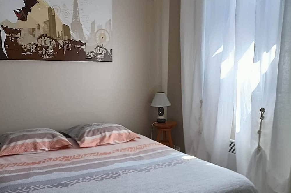 Recent bright, air-conditioned house with pool near Luberon in Cheval-Blanc, Parc naturel régional du Luberon