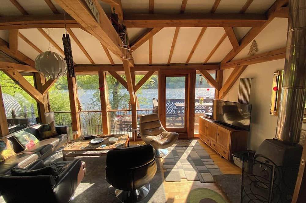 Waters edge boathouse  Rudyard lake   short breaks    kayaks  fishing hottub in Staffordshire