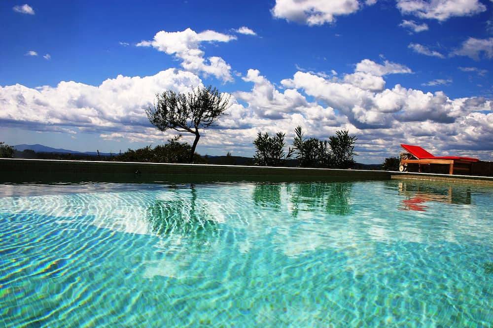 Modern, comfortable 4-star gîte in a quiet woodland setting in Draguignan, Draguignan region