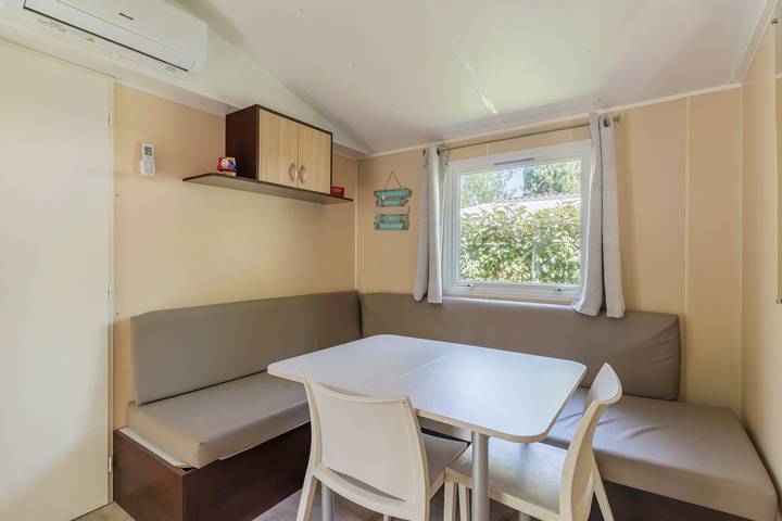Mobil-home 'Le 147 Aux Iscles' con piscina condivisa, terrazza privata e aria condizionata in La Roque-d'Anthéron, Aix-en-Provence e dintorni