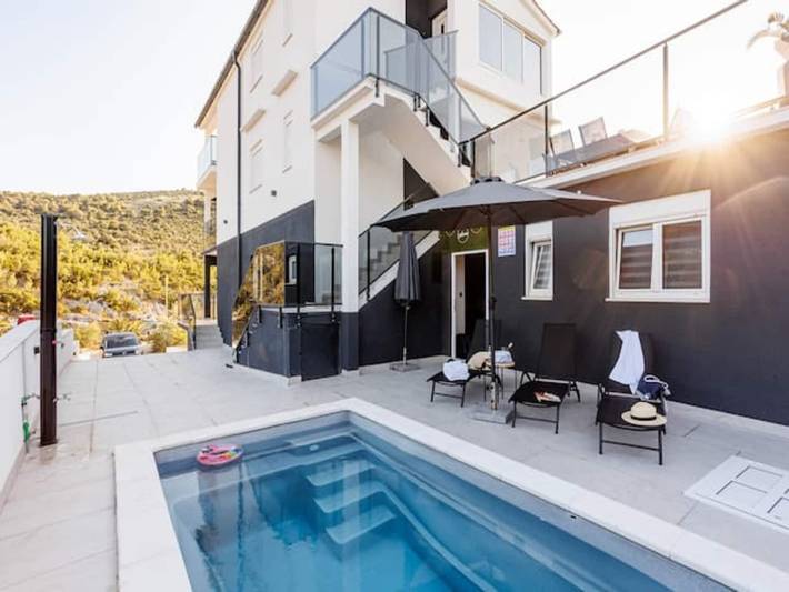 Villa für 9 Personen, mit Pool, mit Haustier in Rogoznica