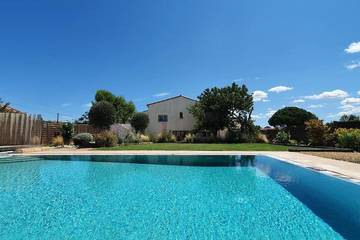 Gîte pour 8 personnes, avec piscine ainsi que jardin et vue, animaux acceptés à Pouzolles