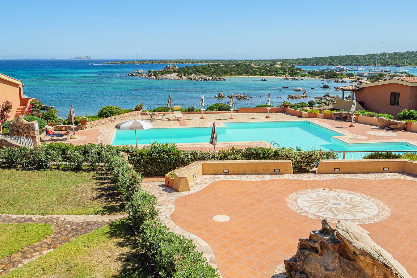 Ganze Wohnung, Appartement 'Gelsomino Vista Mare' mit Meerblick, Gemeinschaftspool und Klimaanlage in Villaggio Marineledda, Costa Smeralda